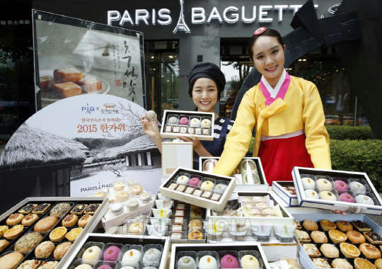 23일 모델들이 서울 종로 파리바게뜨 시그니처점 매장 앞에서 한국민속촌과 콜라보레이션 한 선물세트를 선보이고 있다. SPC그룹이 운영하는 파리바게뜨는 추석을 앞두고 한국민속촌과 협력해 현대와 전통을 조화시킨 찹쌀떡, 약과 등으로 구성된 선물세트를 출시했다. 파리바게뜨 제공